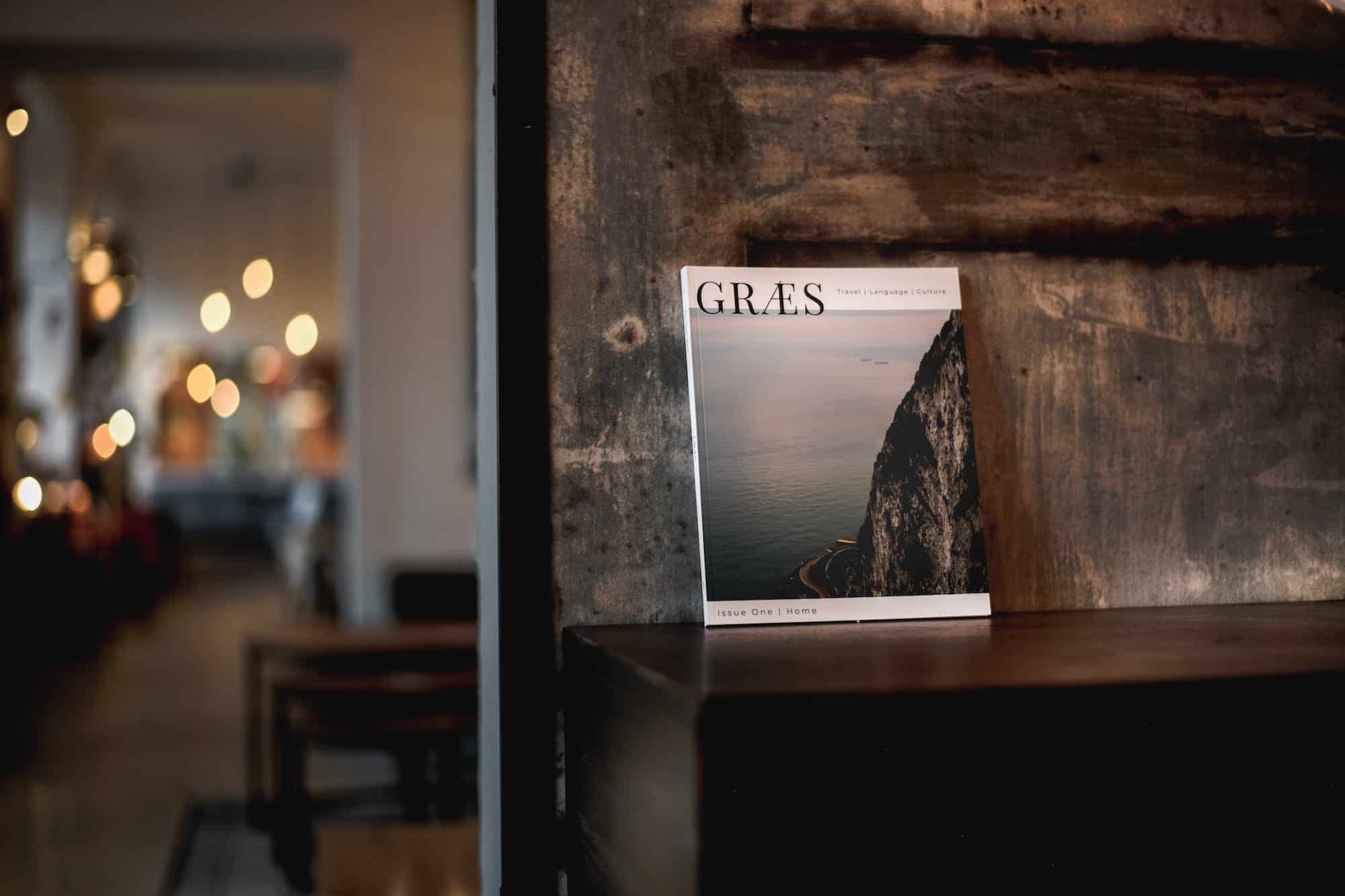 Gedrucktes Magazin auf rohem Beton – Printdesign aus eigener Hand