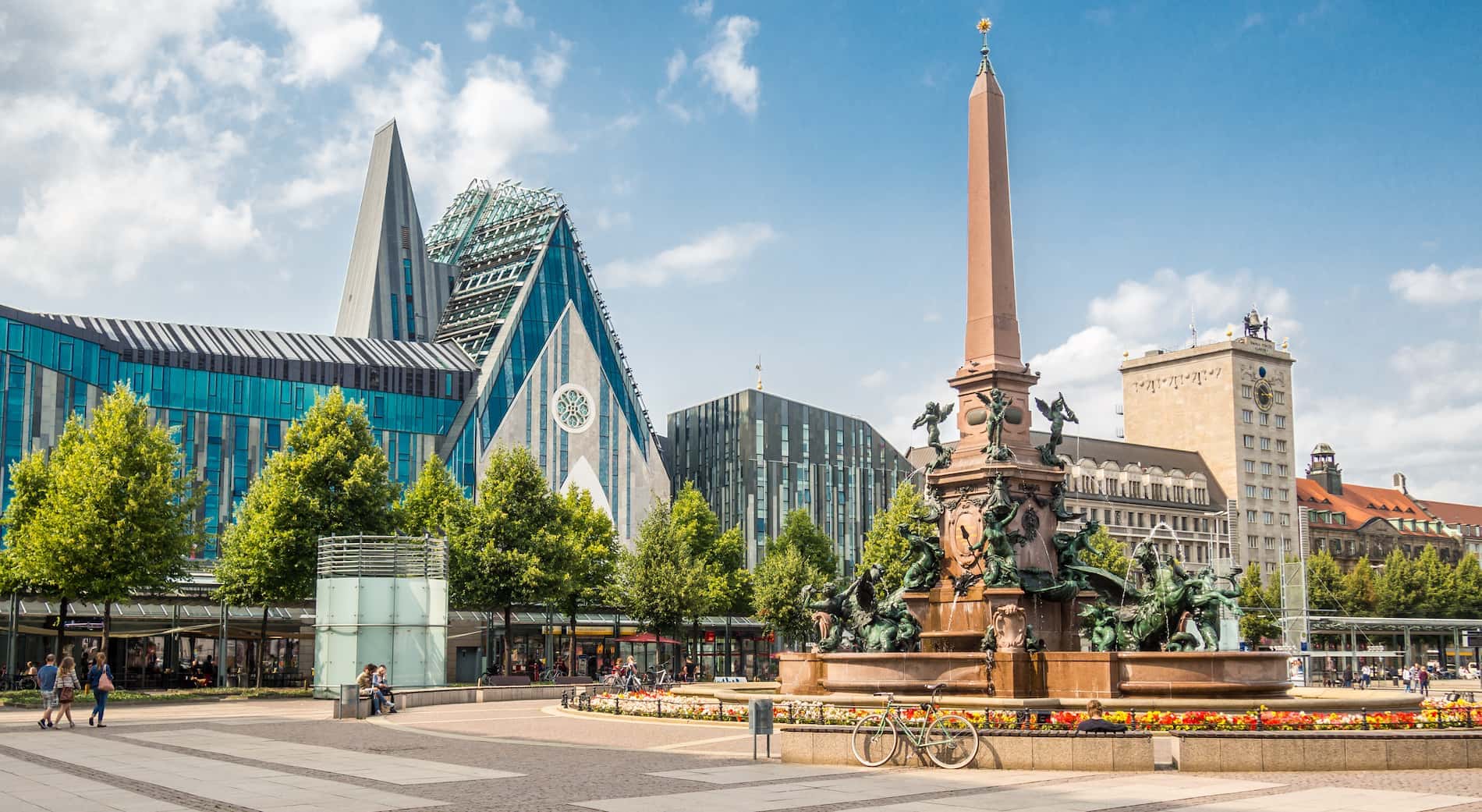 Augustusplatz in Leipzig mit Mendebrunnen und Paulinum – Webagentur Leipzig